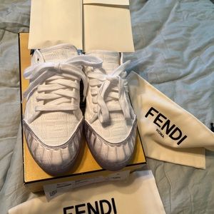 Fendi Promenade Motif Sz 9